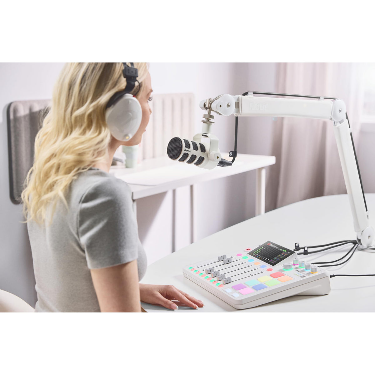 White Cardioid Dynamic Broadcast Microphone with XLR Cable P5244